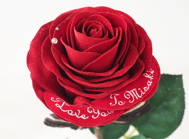 赤バラの花びらに刺繍した名前とメッセージ