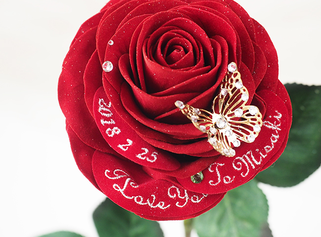 日付刺繍、誕生石を追加した赤バラ