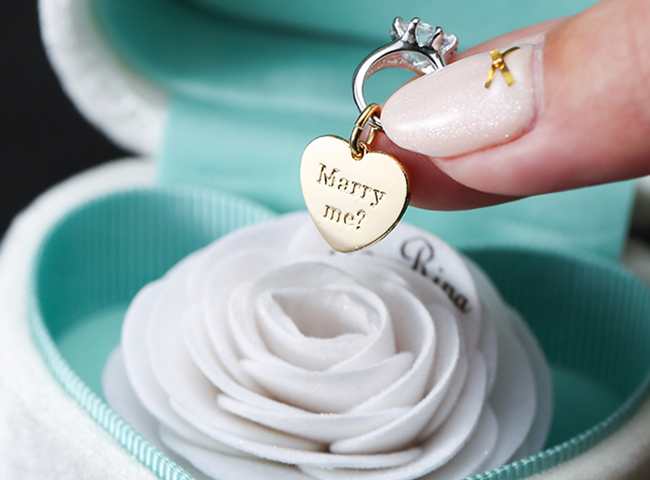 フェイクの指輪についた「Marry me?」チャーム