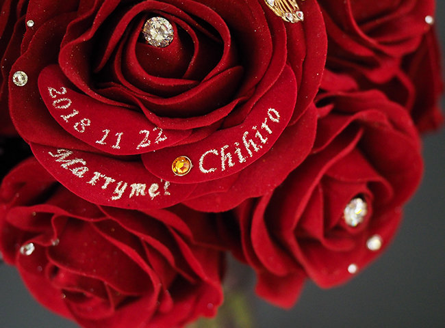 日付や名前を刺繍した「特別な」バラの花束