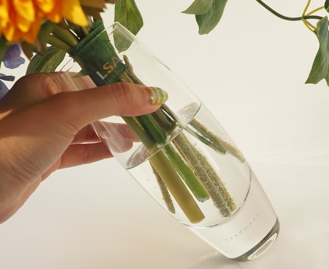 花束のガラス花瓶