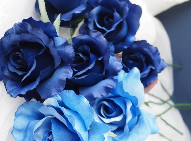 アートフラワー製の２種類の青いバラ