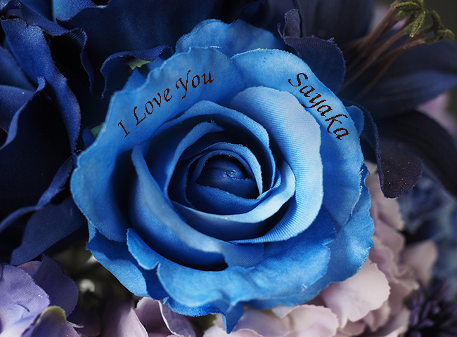 名前とメッセージ入りの青バラ