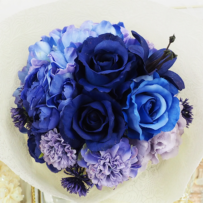 青バラがメインのブルー系の花束