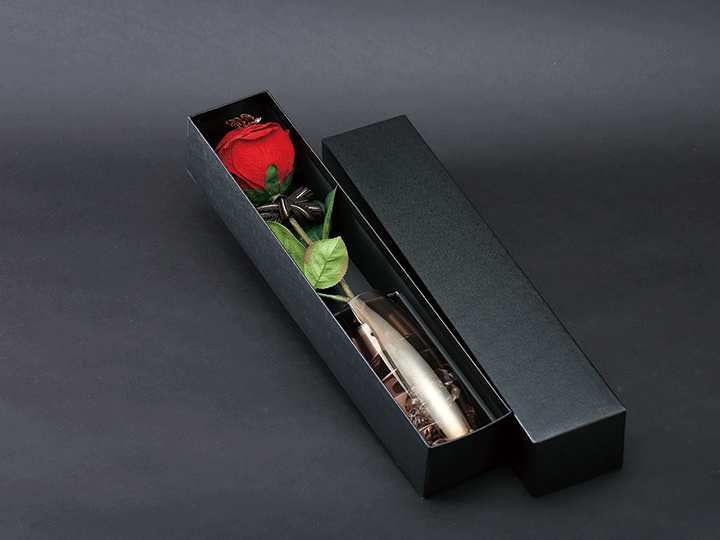 黒ボックスに入った1本の赤いバラ