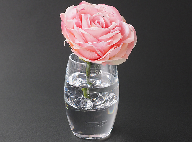 LSAガラス花瓶付きのバラ