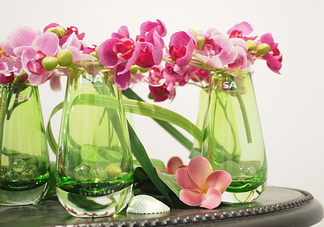 黄緑色の花瓶とピンクの胡蝶蘭