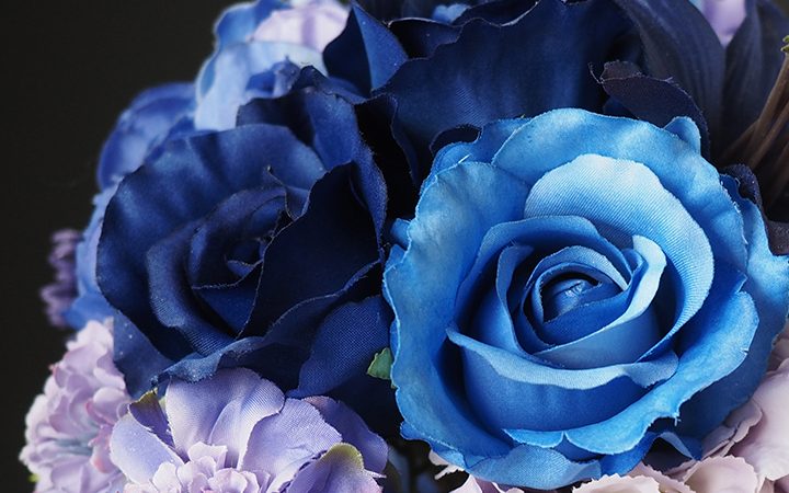 幸せの青いバラの花束