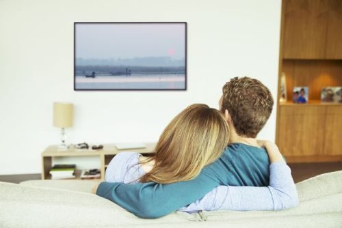 テレビを見るカップル